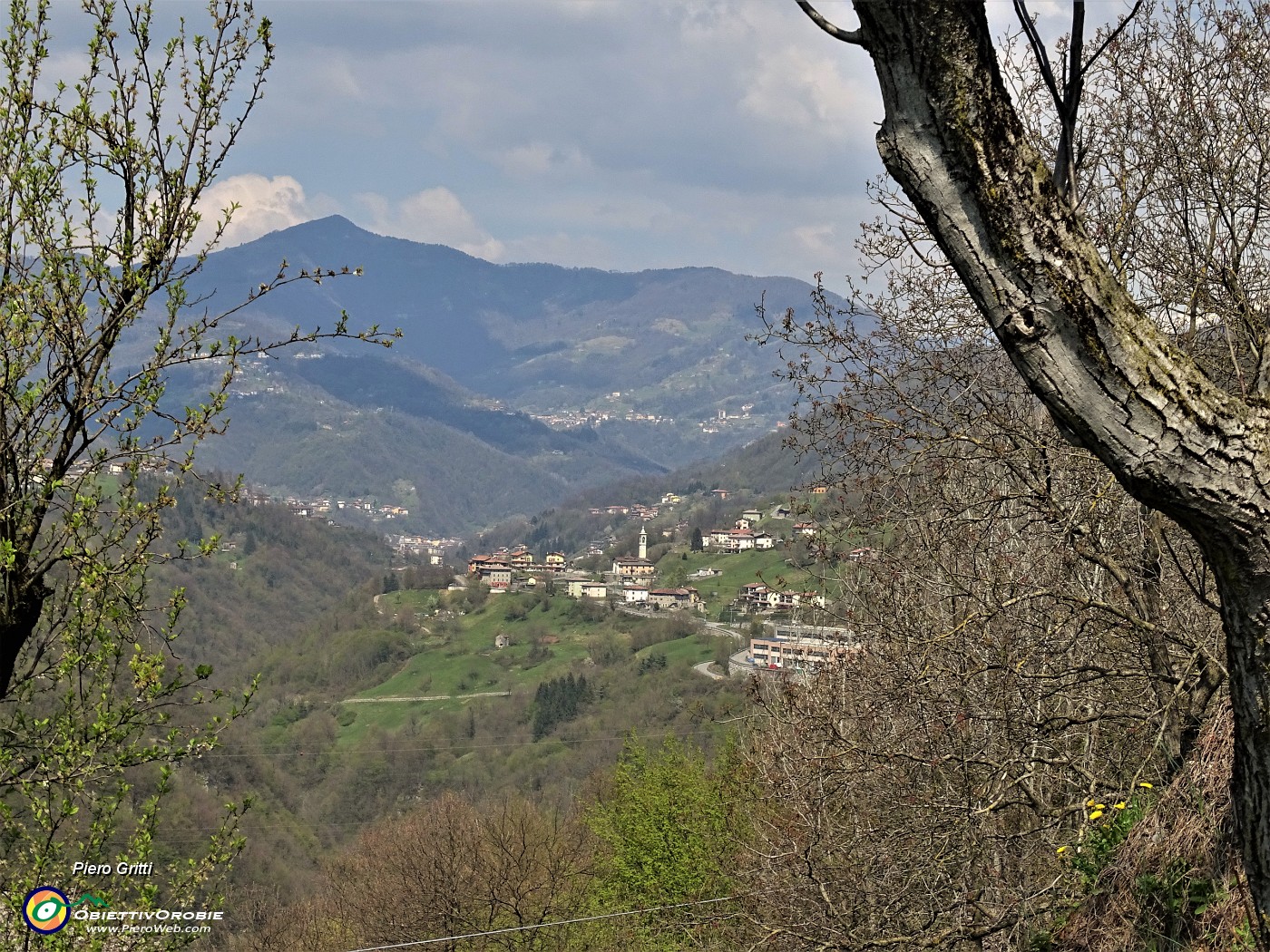 87 Vista da S. Gaetano-Carnito verso Camorone di Val Brembilla.JPG